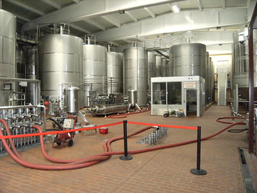 Sala de elaboración de Bodegas Vicente Gandía