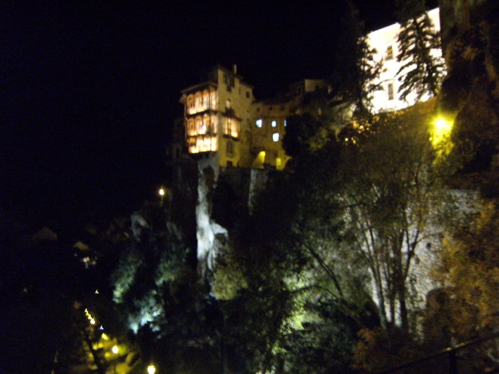 Casas colgadas de Cuenca de noche